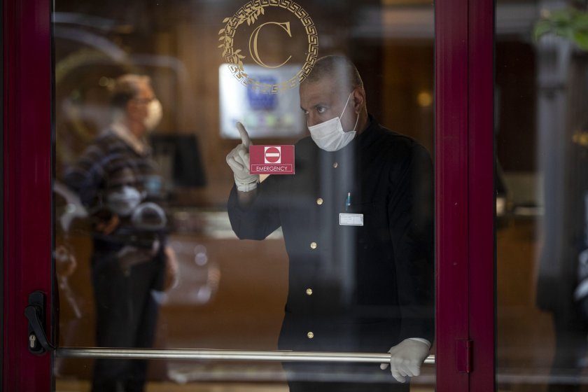 РЕКОРД: Гърция регистрира нови 15 000 случая на COVID