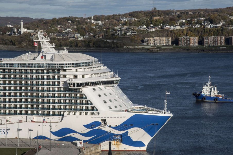 Круизен кораб със стотици заразени с COVID-19 акостира в Сидни