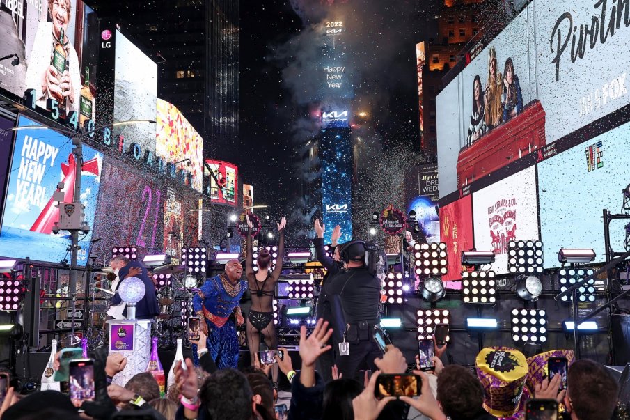 Омикрон попари новогодишните тържества по цял свят