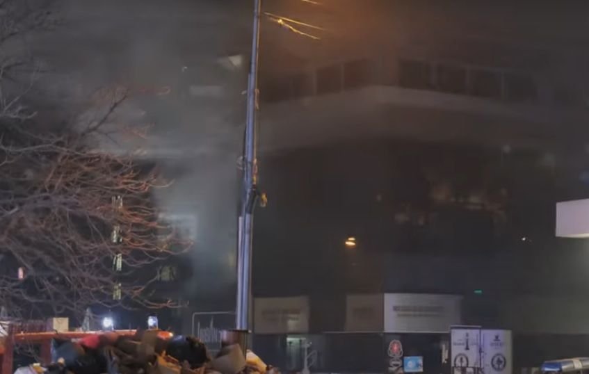 Изгоря покрив на заведение в Студентски град (ВИДЕО)
