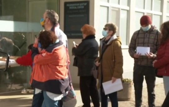 Опашки за ваксини пред „Пирогов“ и в последния ден от годината