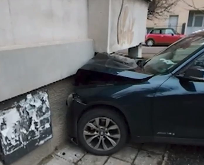 Кола се заби в балкона на жилищен блок в София