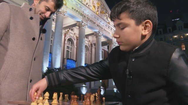 Кирил Петков честити новата година на партия шах (ВИДЕО)