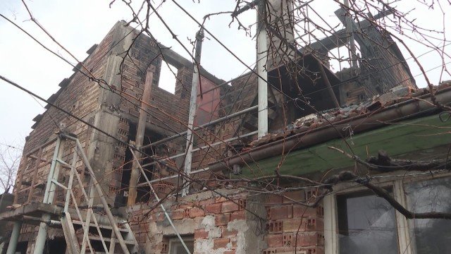 Голям пожар в Люти дол изпепели три сгради, собствениците в шок (СНИМКИ)