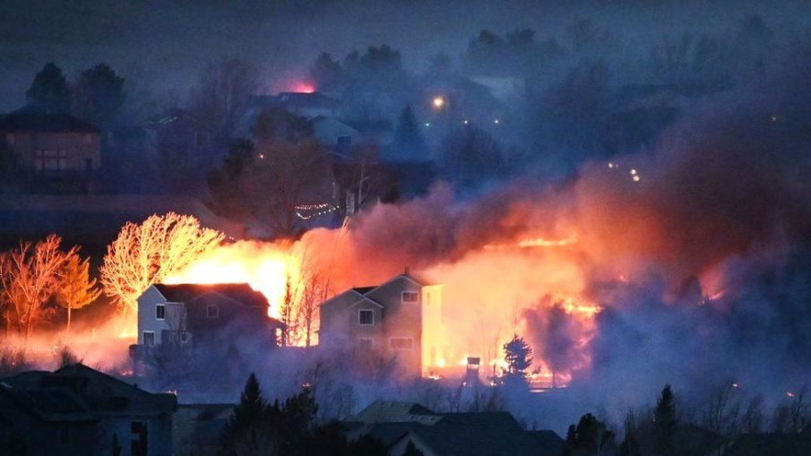Опустошителен пожар в американския щат Колорадо. Пламъците бушуват между Боулдър