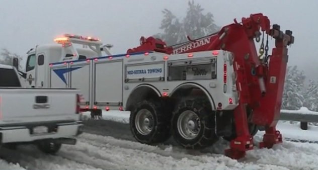 Калифорния се бори с рекордни снеговалежи