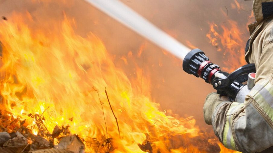 Шестима огнеборци са гасили таванско помещение във Велико Търново, пламнало