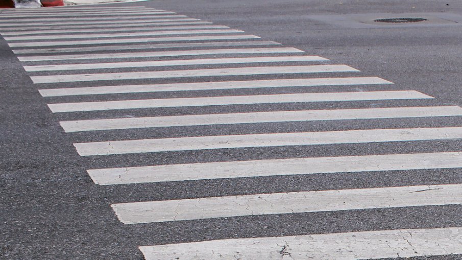 Кола блъсна мъж и жена на столичен булевард