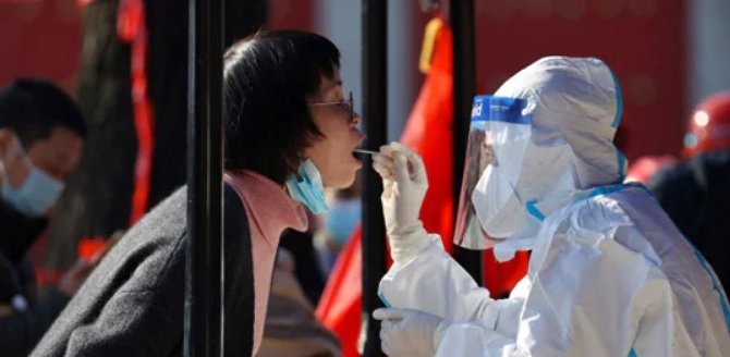 ЗАПОЧВА ЛИ НОВА ВЪЛНА?! Бум на заразените с коронавирус в Китай - над 10 000 за денонощие