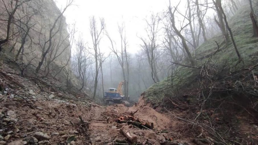 СКАНДАЛНО: Багер захапа Мелнишките пирамиди
