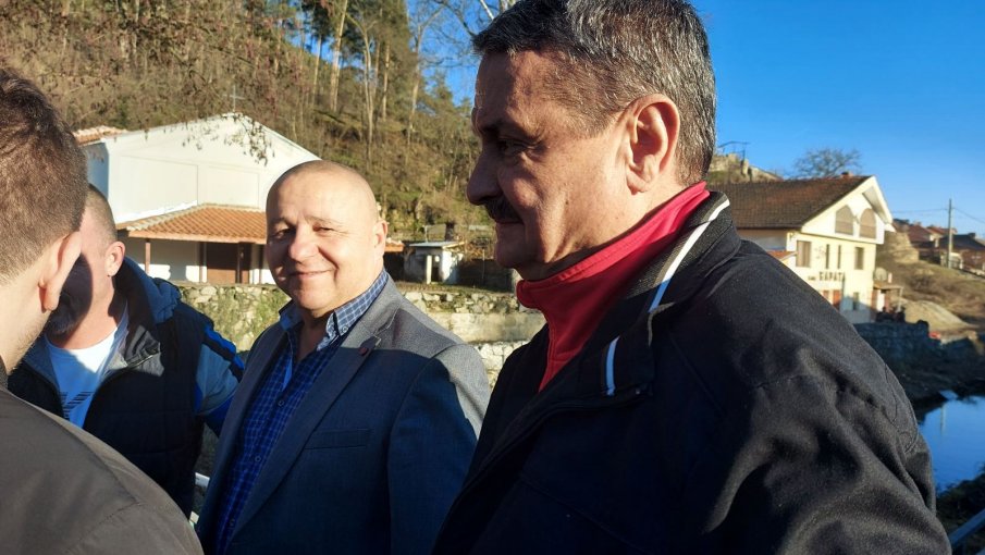 Проф. Георги Рачев се понесе с леденото мъжко хоро в Калофер