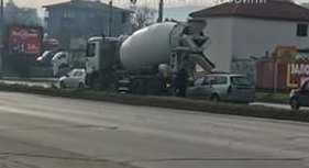 Лек автомобил се заби в бетоновоз в Пловдив, сигнализираха очевидци.Инцидентът