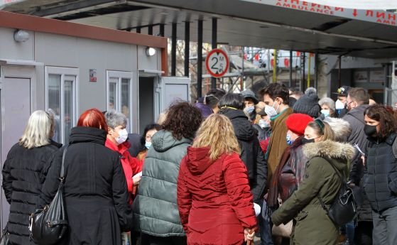 Възрастен мъж припадна на опашка за ваксина в Хасково