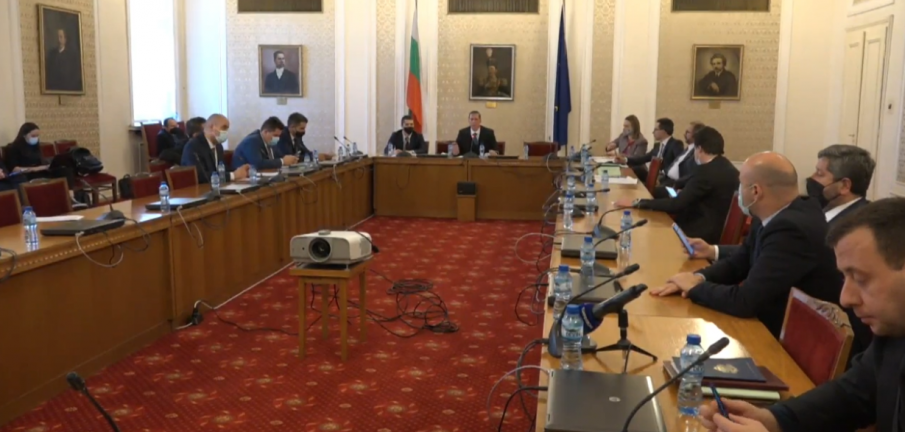 Правната комисия реши: Депутатите да влизат в НС със зелен сертификат