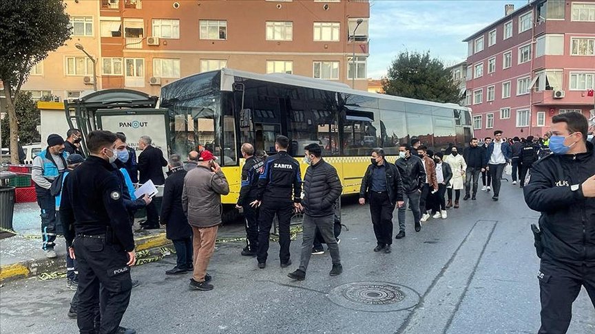 Автобус се вряза в спирка в Истанбул, трима души са ранени