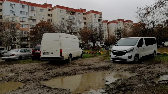 Паркинги в Пловдив тънат в кал при всеки дъжд