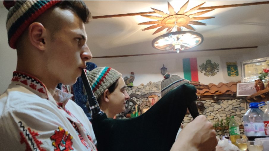 Калофер тръпне в очакване на леденото мъжко хоро в река Тунджа