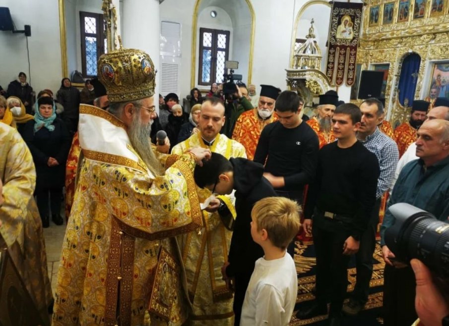Митрополит Николай пострига 7 миряни на Ивановден
