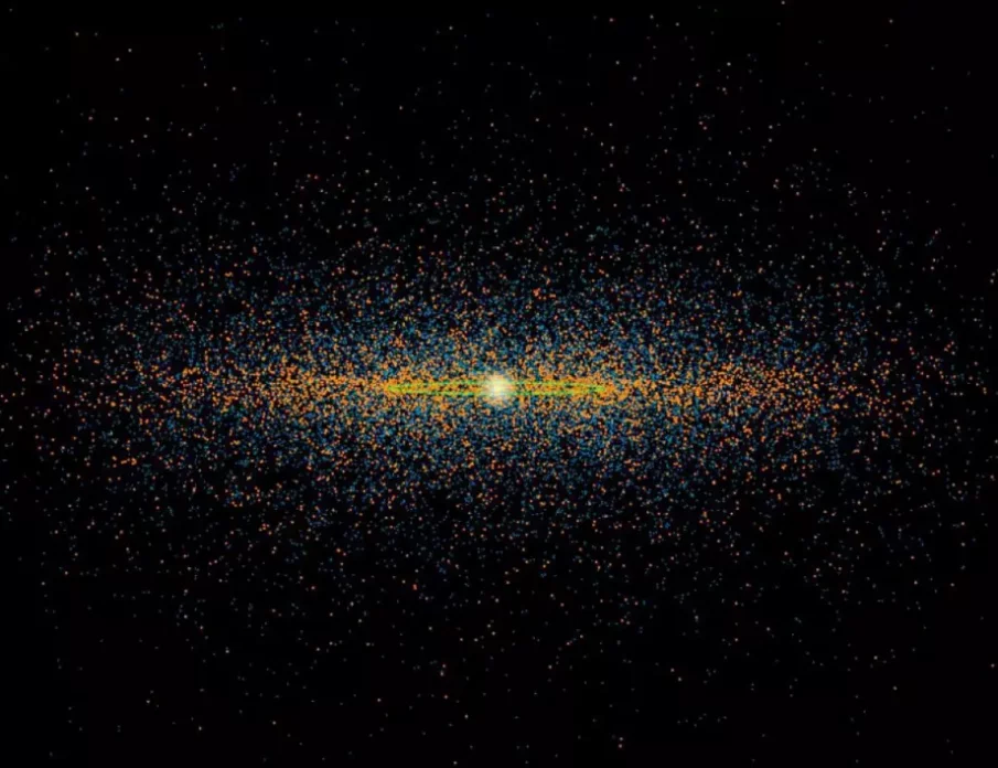 Мистериозен обект в двойна звездна система периодично изпуска прах
