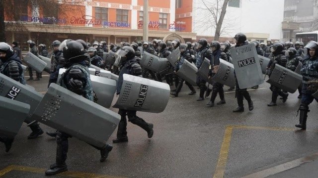 ВЕЧЕ Е СТРАШНО: 40 души са убити при безредиците в Казахстан, над 4400 са арестуваните