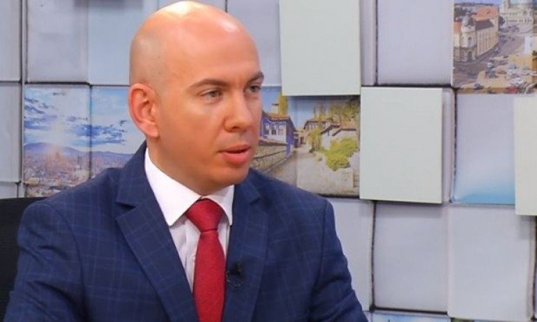 Полицаи бутаха депутат от „Възраждане“