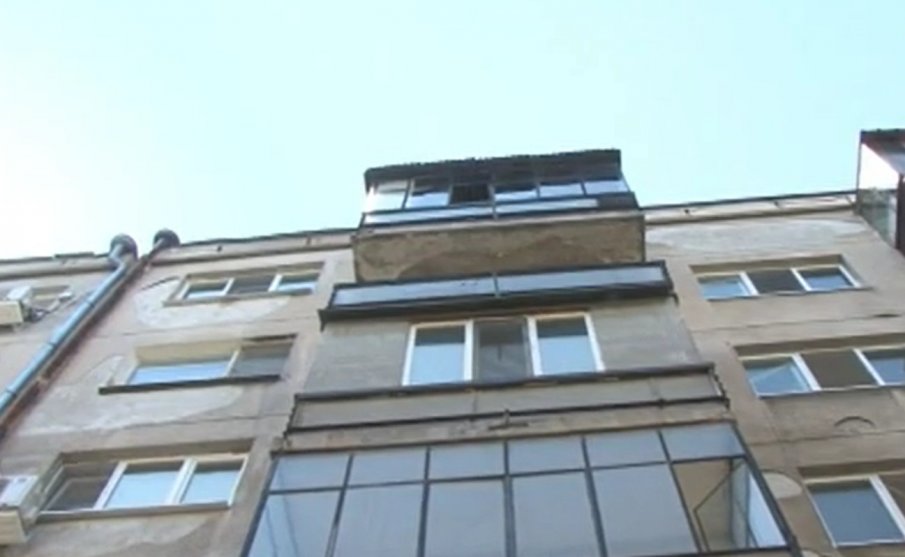 ОПАСНО! Парчета стъкла падат от рушаща се тераса на блок в Силистра