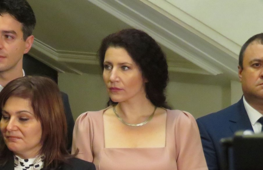 Калина Константинова ще замества Кирил Петков, докато премиерът е под карантина