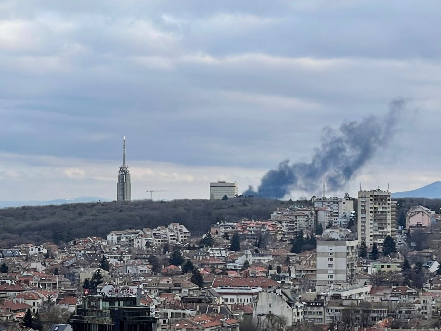 Голям пожар се вихри в района на посолството на Русия