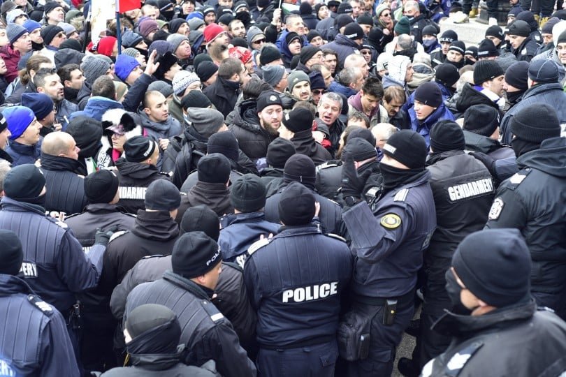 Задържаха протестиращ при опит да проникне в парламента с газов пистолет, ранени са четирима полицаи