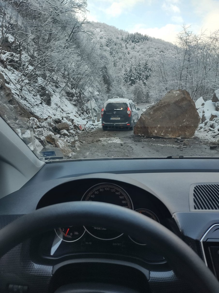 ОПАСНОСТ! Скала падна на пътя София-Самоков, затапи едното платно (СНИМКА)