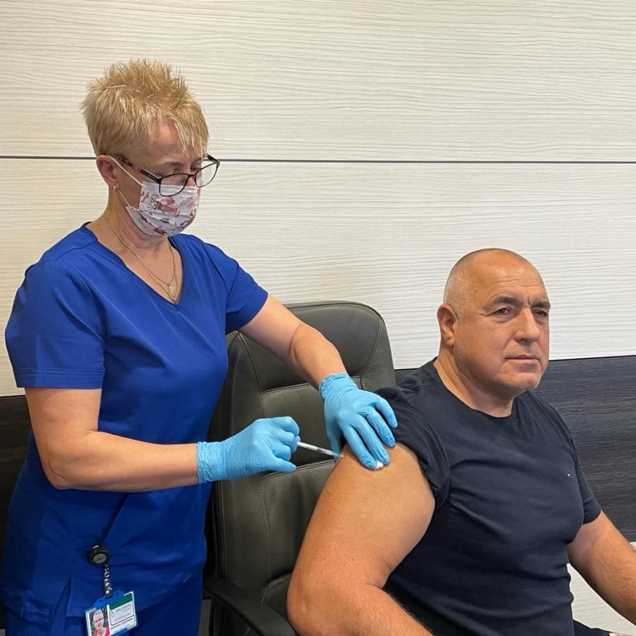 ПЪРВО В ПИК: Борисов си сложи бустерна доза ваксина срещу коронавируса (СНИМКА)