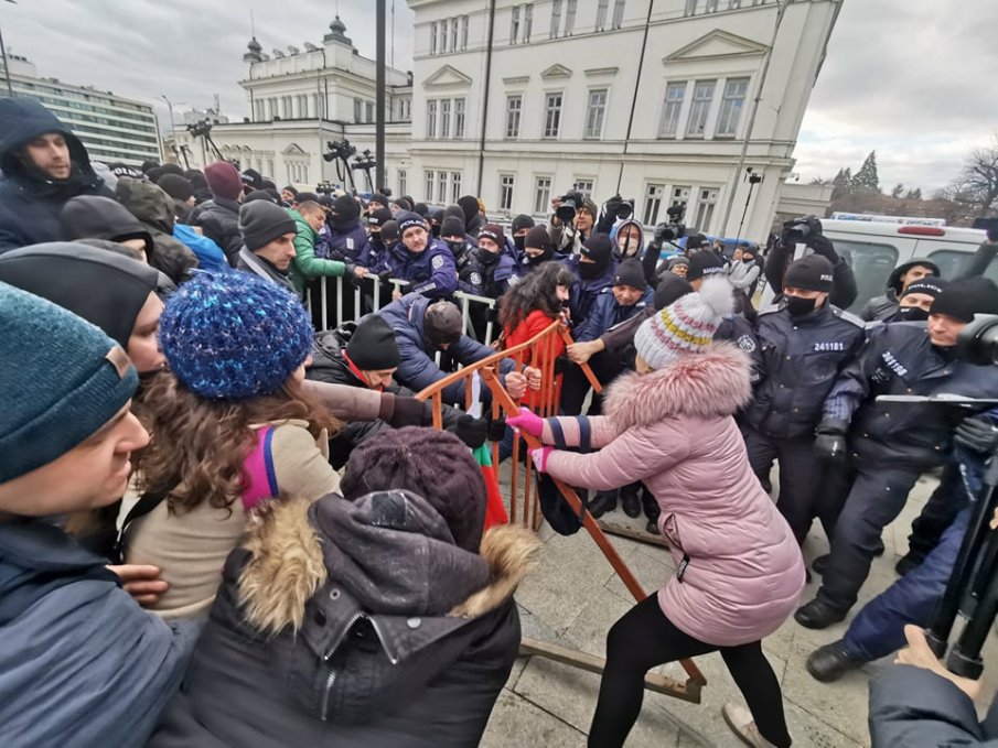 ИЗВЪНРЕДНО В ПИК: Протестиращите пробиха загражденията зад парламента (СНИМКИ)