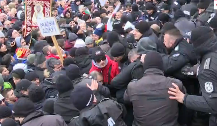 ИЗВЪНРЕДНО В ПИК TV: Протестиращи са ранени при сблъсъците пред парламента (СНИМКИ)