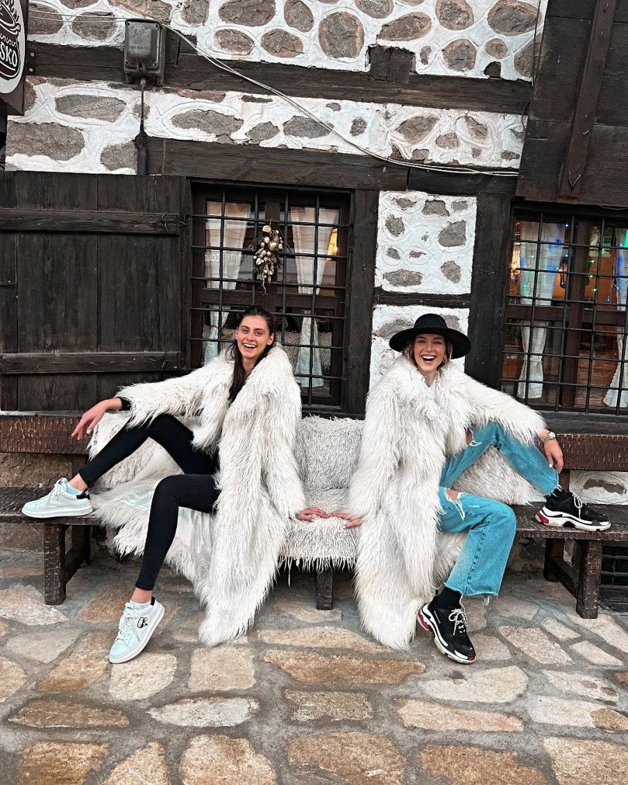 ПЪЛНА ПАРОДИЯ: Алекс Петканова скастри Майли Сайърс