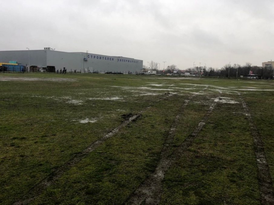 ИДИОТИЯ: Дрифтаджии съсипаха футболни терени в Пловдив