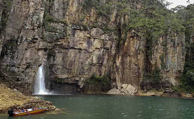 НЕЛЕПО: Скала се срути върху туристи в Бразилия, има загинали (ВИДЕО 18+)