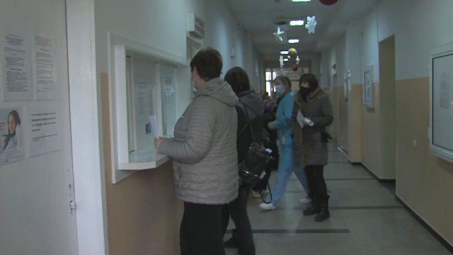 ЦИНИЗЪМ: Пациенти с COVID-19 чакат с часове за рентген в болницата в Разлог