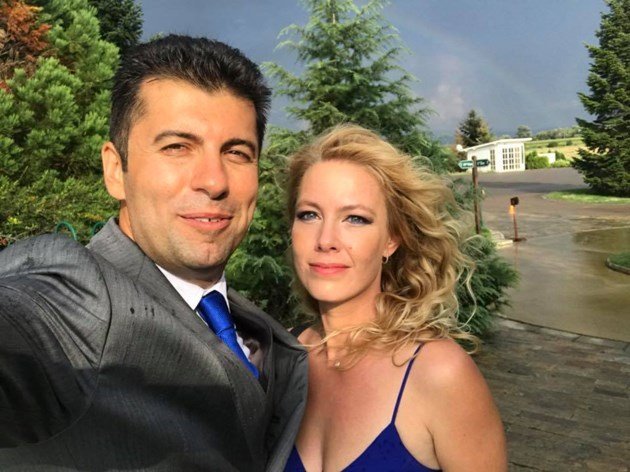 САМО В ПИК И РЕТРО: Премиершата се фризира в салона на звездите (СНИМКИ)