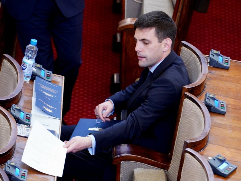 Малцина българи знаят че председателят на Народното събрание се казва