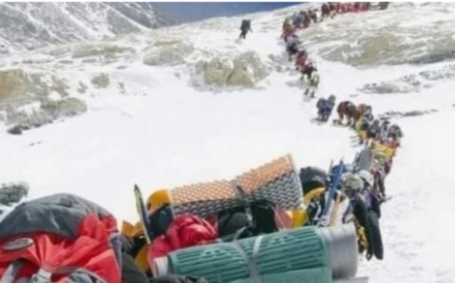 Близо 70 години след първото изкачване връх Еверест е пренаселен