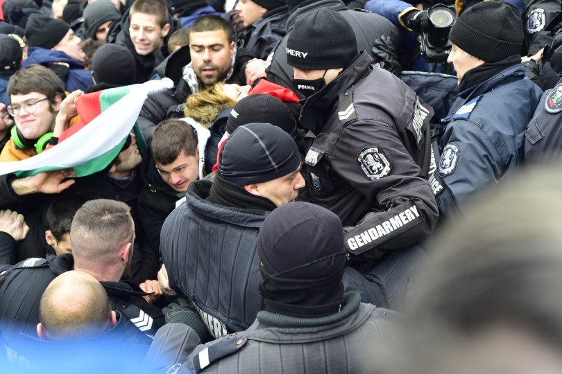 Двама души са задържани при протеста пред парламента, пострадали са деветима полицаи