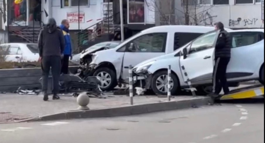 ПЪРВО В ПИК TV: Зрелищна катастрофа на пазара Димитър Петков - две коли се врязаха в пешеходната зона (ВИДЕО)