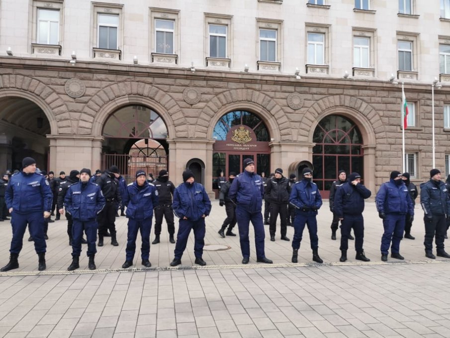 Протест пред президентството иска импийчмънт на Радев