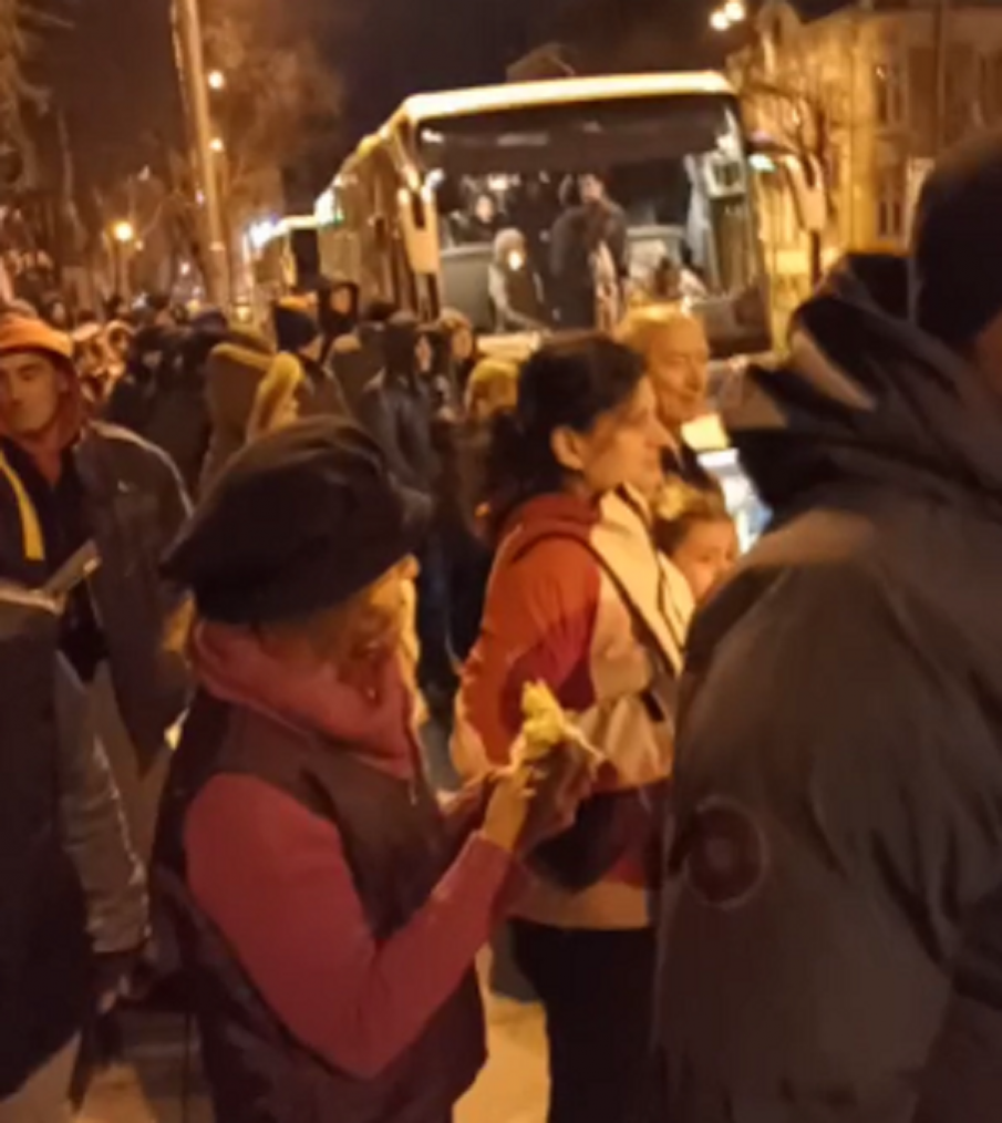 Терор на Рашков срещу протестиращите! Вижте как полицията тормози недоволните от властта на Радев и Просто Киро (ВИДЕО)