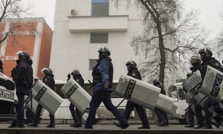 Миротворците се изтеглят от Казахстан