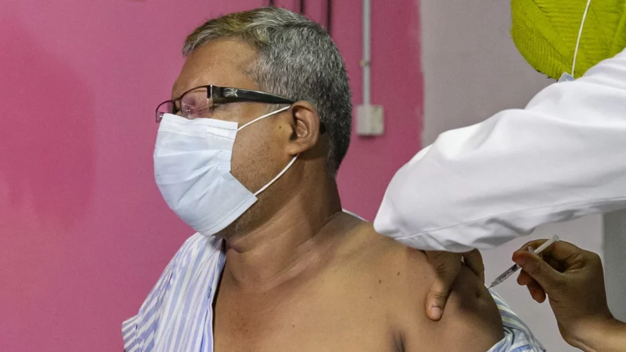 Парализиран индиец стана на крака след ваксинация срещу COVID-19, предава