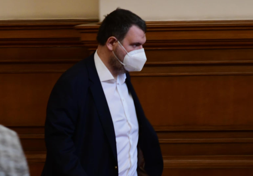 ОТ КУЛОАРИТЕ: Делян Пеевски с горещ коментар за поисканата оставка на Гешев и закона Магнитски