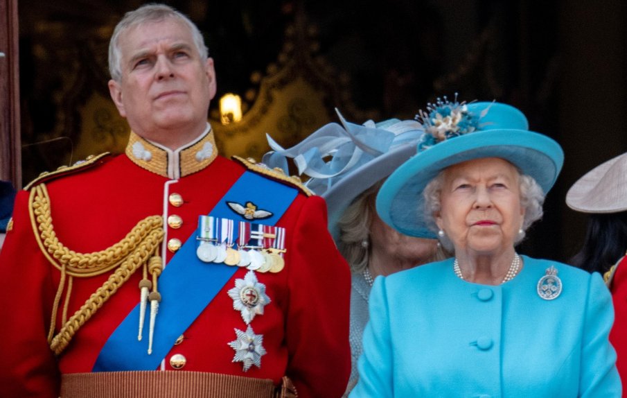 Обвиненият в изнасилване принц Андрю остана и без почетните си военни звания