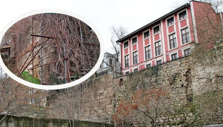 Крепостната стена на античния Пловдив, която минава през двора на