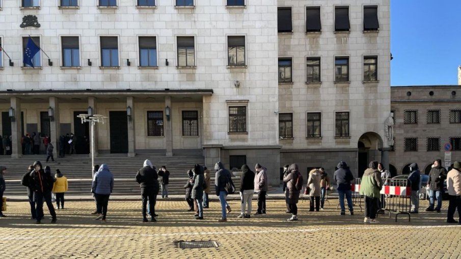 Огромна опашка се образува пред сградата на Българската народна банка,